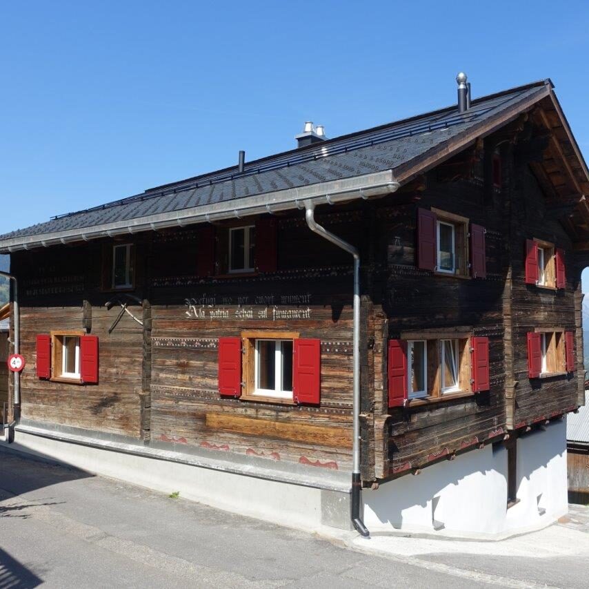 Historisches Zweifamilienhaus mit zwei 4½-Zimmer- Wohnungen mit Loggias im Nebengebäude in Luven