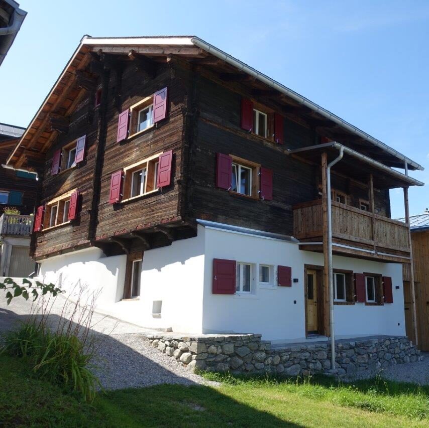 Historisches Zweifamilienhaus mit zwei 4½-Zimmer- Wohnungen mit Loggias im Nebengebäude in Luven