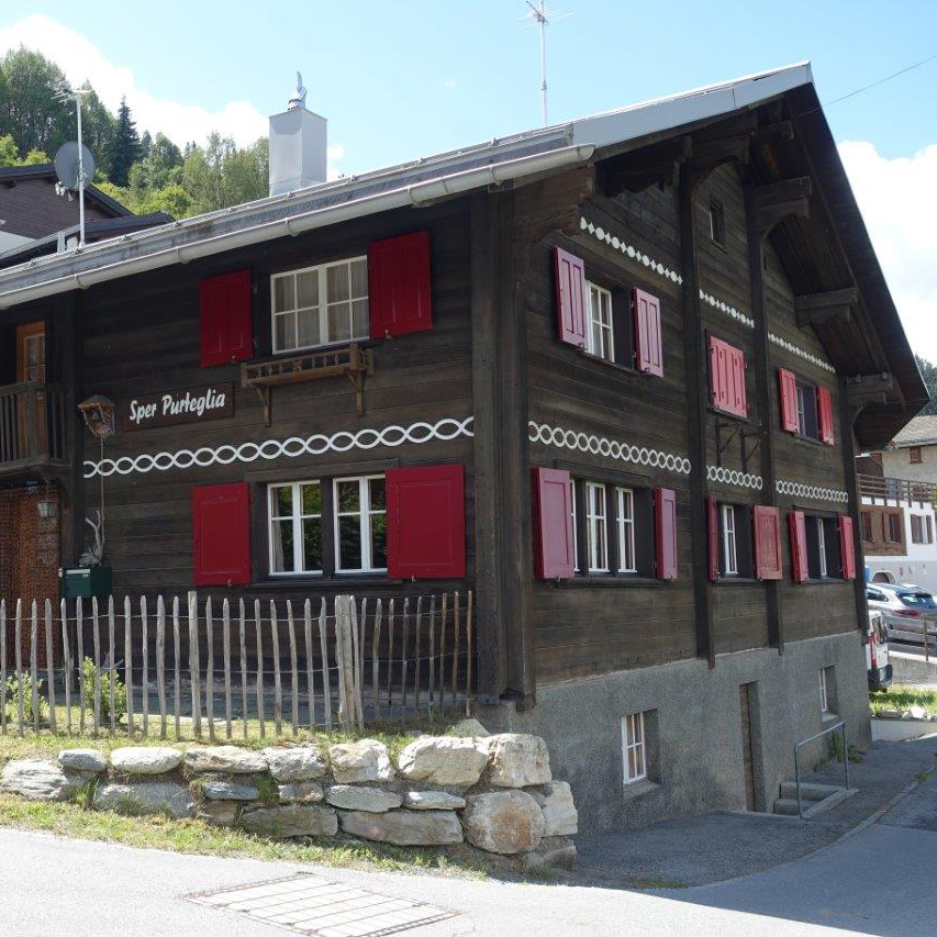 Haushälfte in Surcuolm