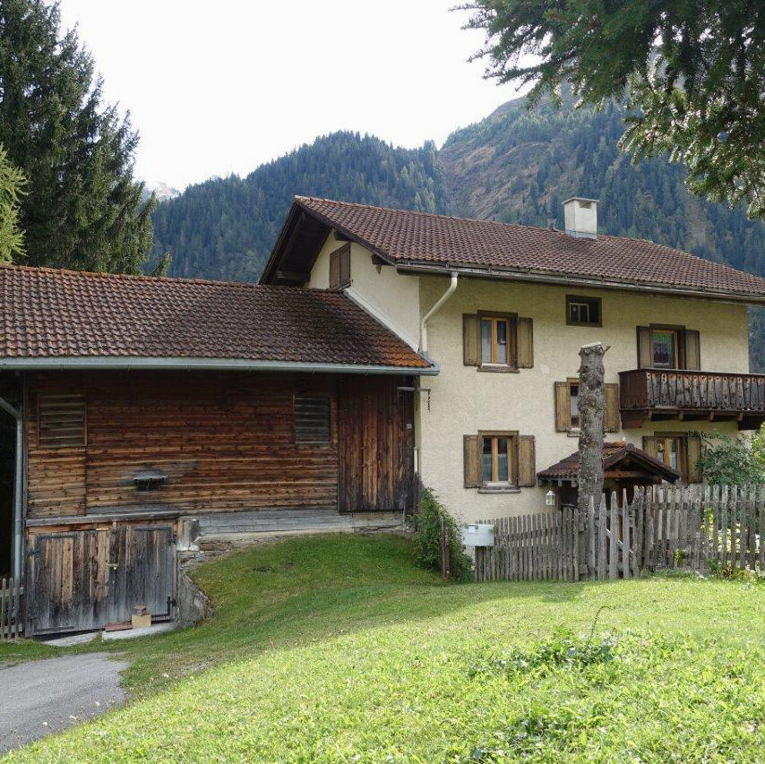 Einfamilienhaus mit Stall in Vrin